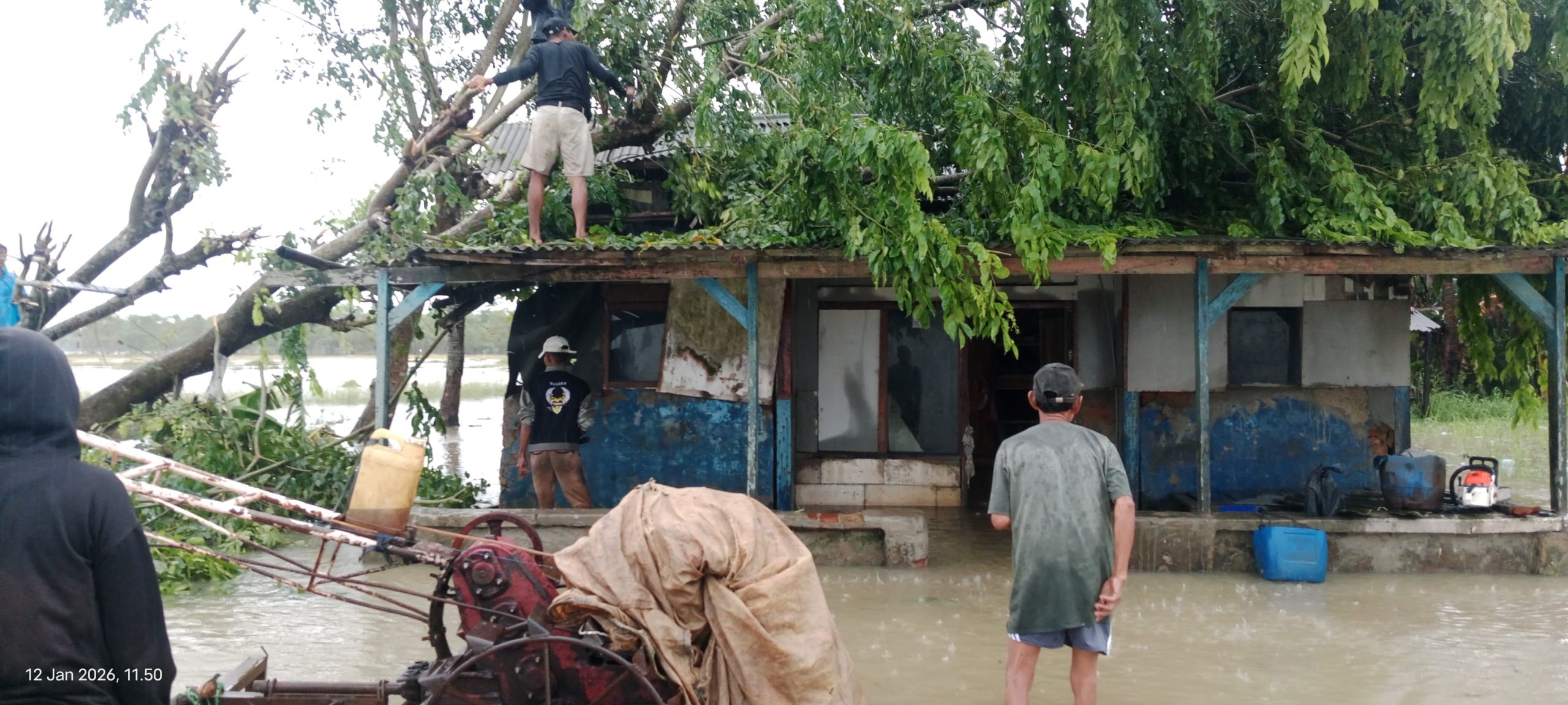 Nasib Apes yang dialami Masna Warga Kp. Bulak, Sudah Kebanjiran, Rumahnya Tertimpa Pohon Pula