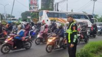 Satlantas Polres Karawang Gelar Pengaturan Arus Lalu Lintas Guna Kurangi Kepadatan Jalan Raya