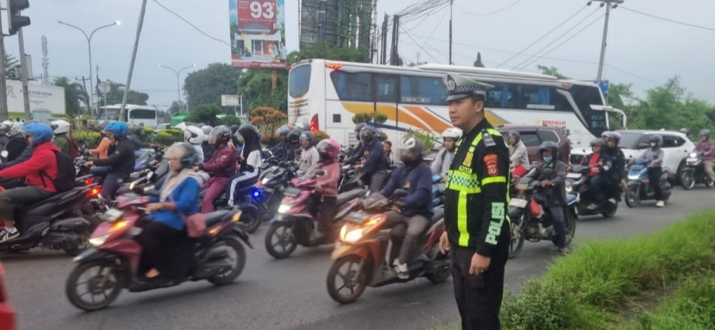 Satlantas Polres Karawang Gelar Pengaturan Arus Lalu Lintas Guna Kurangi Kepadatan Jalan Raya