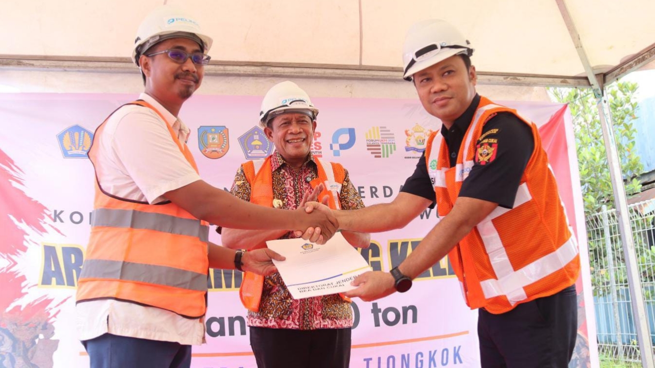 Bea Cukai Kendari Kawal Ekspor Perdana 50 Ton Arang Tempurung Kelapa KDMP Awunio ke China
