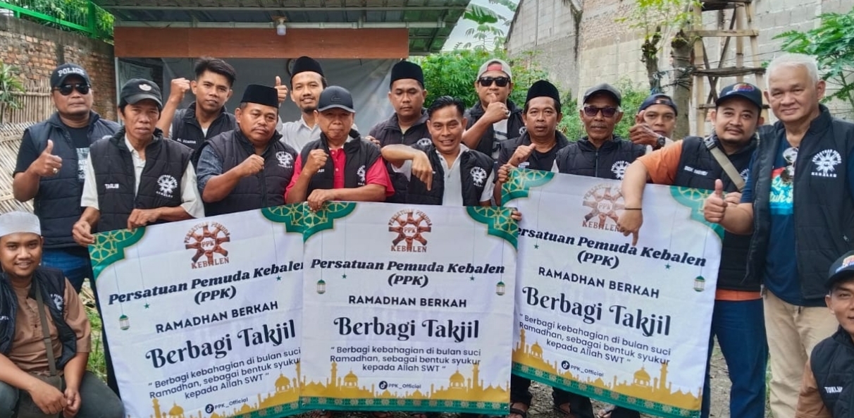 Persatuan Pemuda Kebalen (PPK) menunjukkan kepedulian sosial dengan membagikan paket takjil kepada warga yang masih terdampak banjir