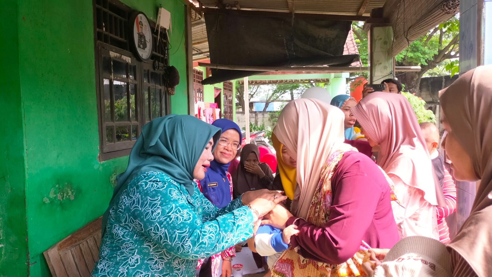 Ketua PKK Muara Bakti Dampingi Pelayanan Kesehatan Balita di Posyandu Sumberjaya