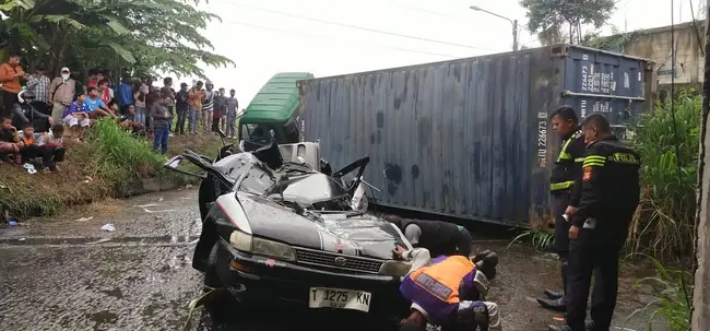Truk Kontainer Terguling Timpa Minibus di Karawang