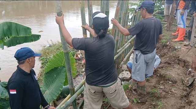 Warga Babelan Kota Bangun Tanggul Darurat Secara Swadaya