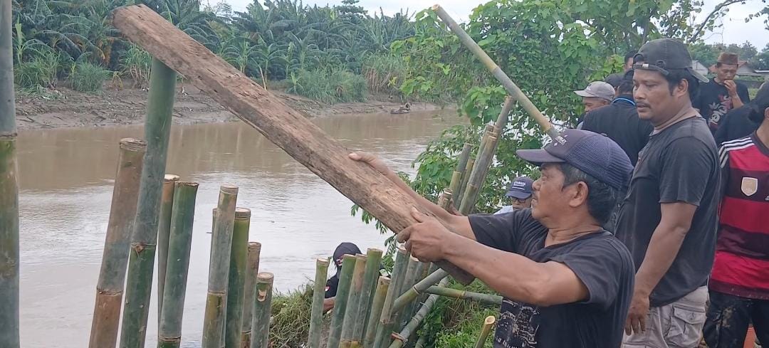 Warga Babelan Kota Bangun Tanggul Darurat Secara Swadaya