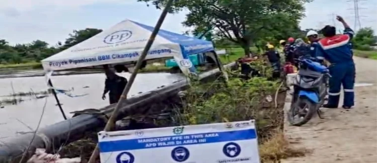 Warga Desa Muara Bakti Protes Pekerjaan pemasangan Pipanisasi Merusak Lahan Milik Warga