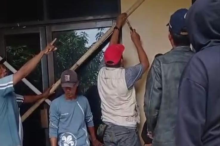 Warga Pantai Mekar Segel Kantor Desa hingga Tudingan Korupsi Dana BLT