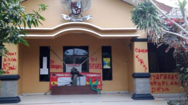 Warga Pantai Mekar Segel Kantor Desa hingga Tudingan Korupsi Dana BLT