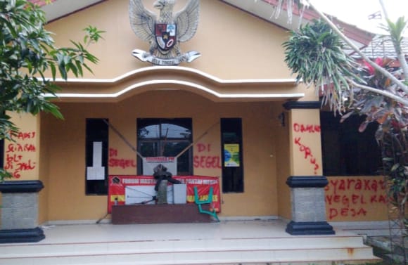 Warga Pantai Mekar Segel Kantor Desa hingga Tudingan Korupsi Dana BLT