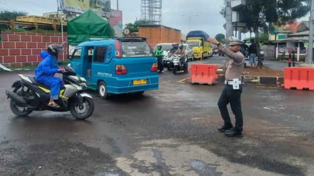 Polantas Lakukan Gatur Lalin di Sejumlah Ruas Jalan Raya Karawang