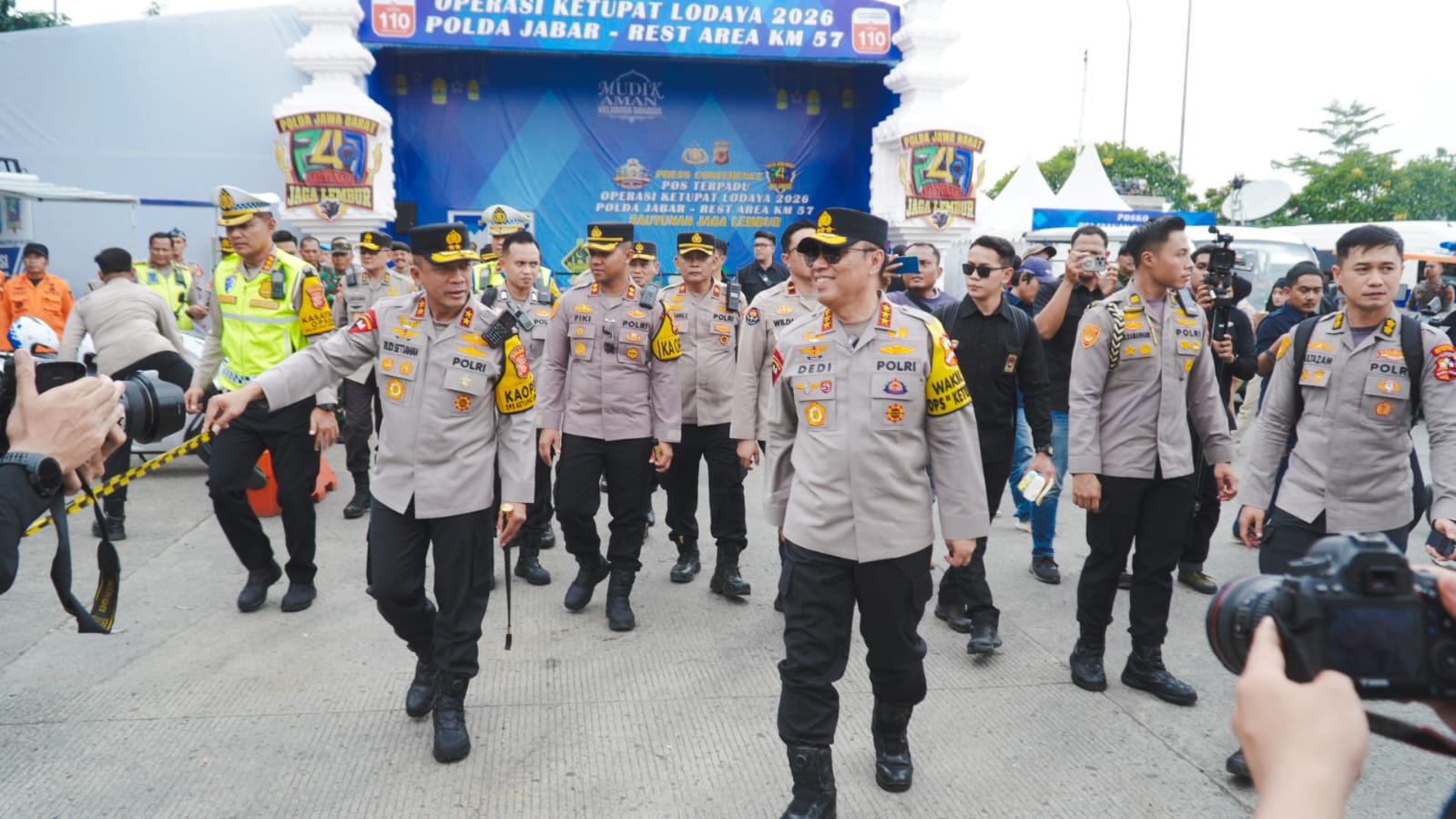 Wakapolri Tinjau Pos Terpadu KM 57 Puji Inovasi Pelayanan Mudik Polda Jabar dan Polres Karawang