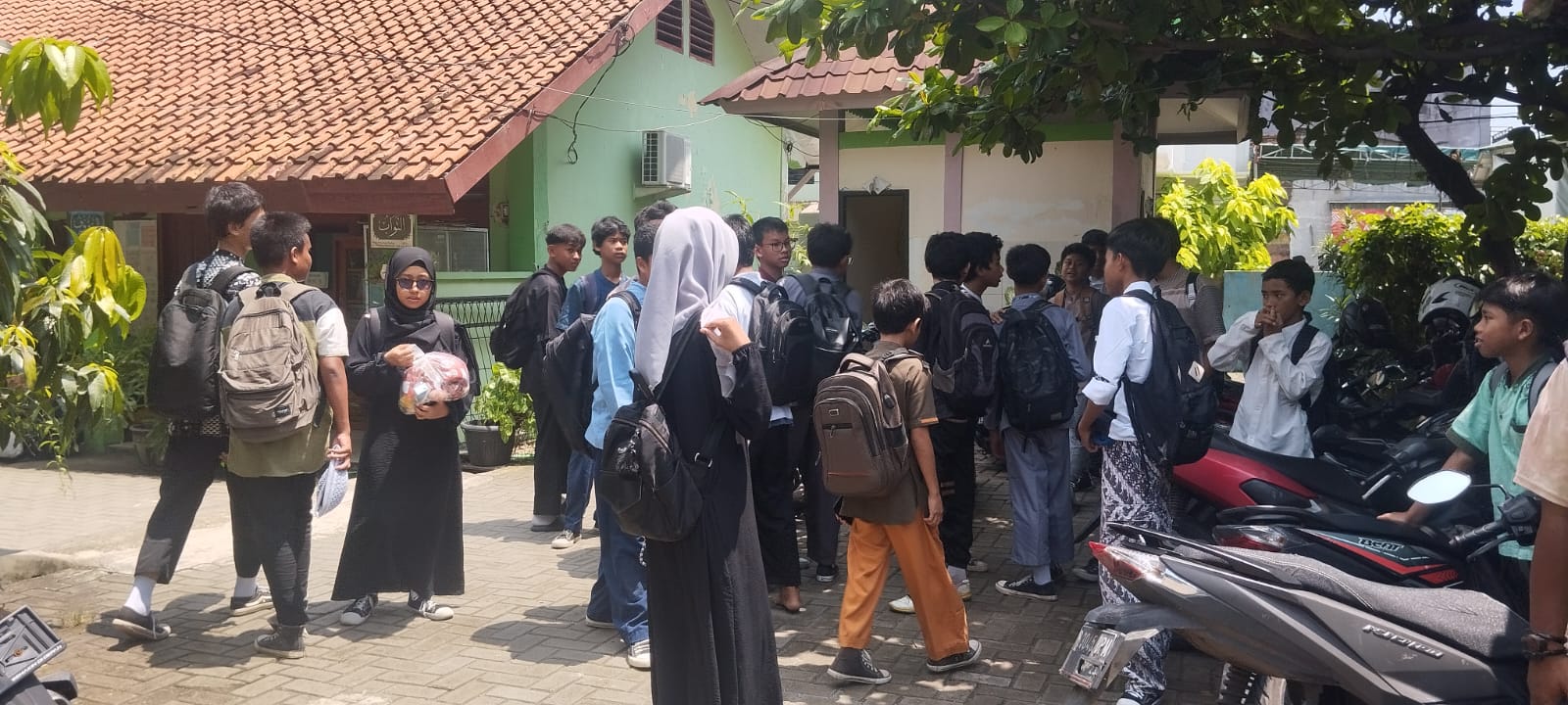 Ribuan Siswa SMPN 4 Babelan Keluhkan Keterlambatan Penyaluran MBG
