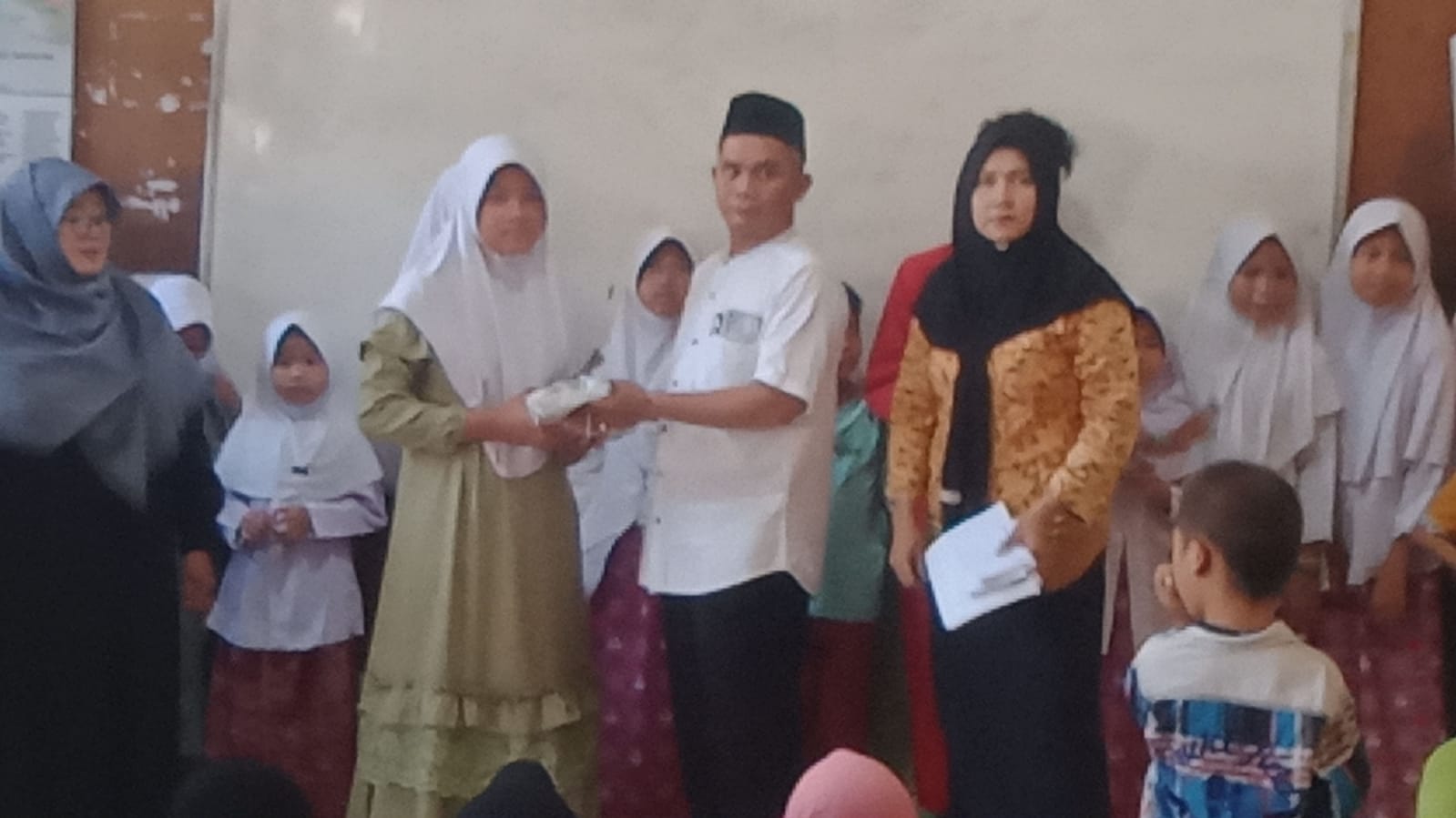 SDN Pasir Gombong 01 Bagikan Zakat Fitrah Kepada Masyarakat Lingkungan Sekolah