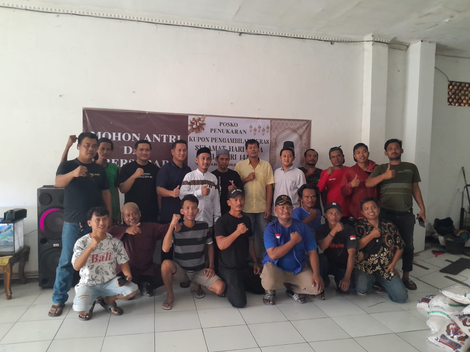 Calon Kepala Desa Kedungwaringin H Ibnu Rusdi SE Salurkan Beras Untuk Warga Menjelang Idul fitri 1447 H Wujud Kepedulian Dan Kebersamaan