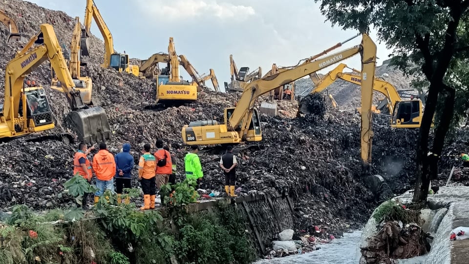 Longsor Berulangdi TPST Bantargebang, Timbun Truck