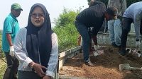Amelia SE Turun Langsung Rapikan Jalan Kampung Sembilangan Warga Apresiasi Kepedulian Calon BPD Hurip Jaya