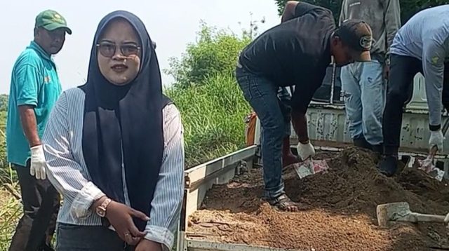 Amelia SE Turun Langsung Rapikan Jalan Kampung Sembilangan Warga Apresiasi Kepedulian Calon BPD Hurip Jaya