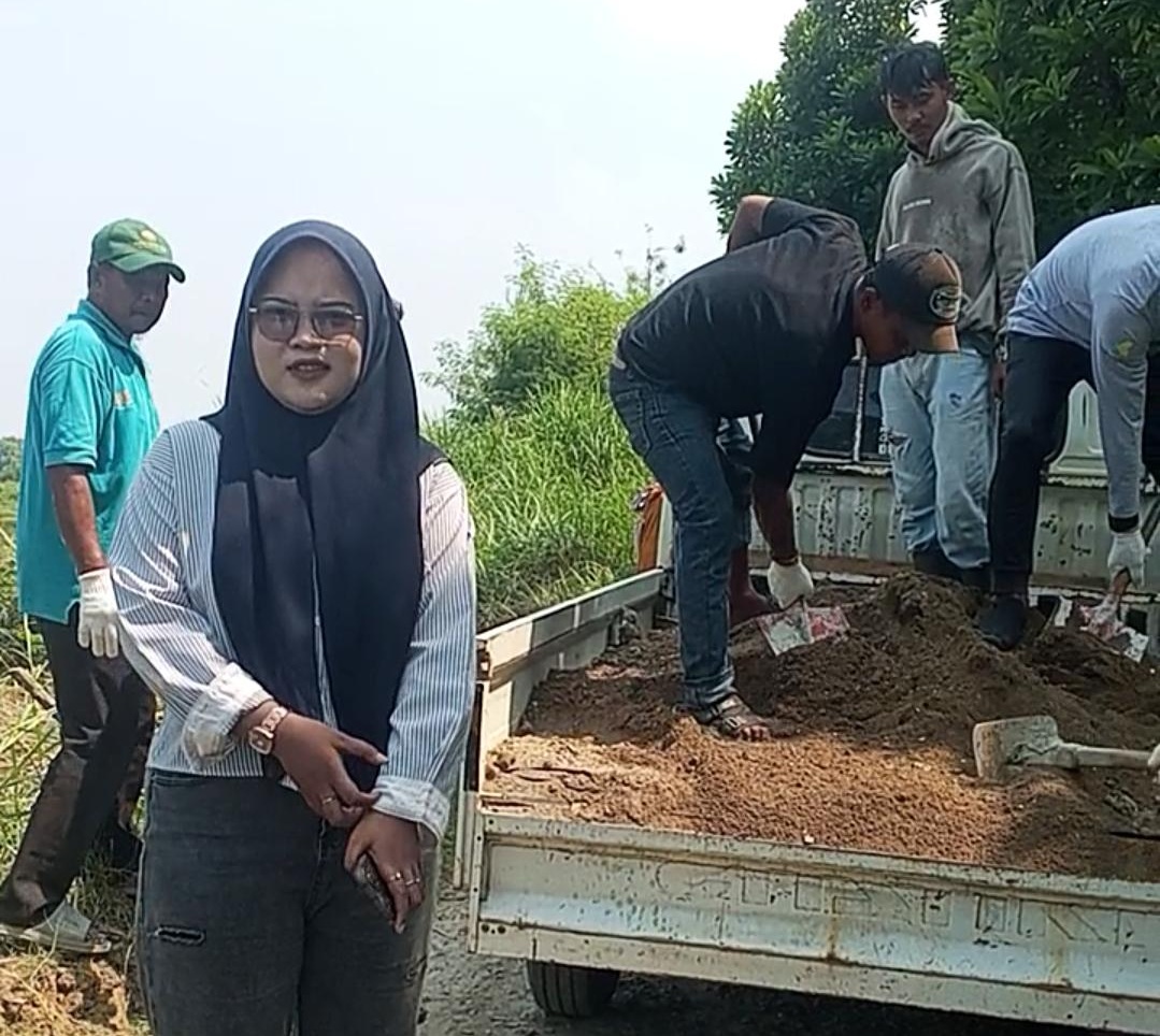 Amelia SE Turun Langsung Rapikan Jalan Kampung Sembilangan Warga Apresiasi Kepedulian Calon BPD Hurip Jaya