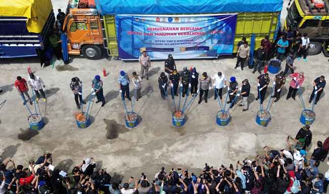 Bea Cukai Sulbagsel Perkuat Pengawasan, Musnahkan Jutaan Rokok dan Minuman Beralkohol Ilegal