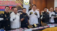 Petugas Bea Cukai dan Polri memperketat pengawasan penyelundupan emas di pintu keluar Indonesia Petugas Bea Cukai dan Polri memperketat pengawasan penyelundupan emas di pintu keluar Indonesia