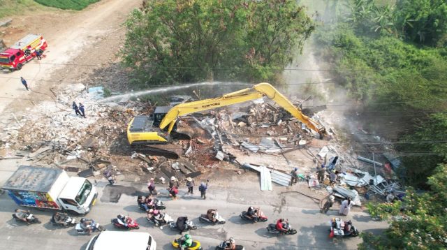 Pemkab Bekasi Tertibkan 32 Bangunan di Bantaran Kali CBL Dukung Normalisasi dan Penataan Tanggul