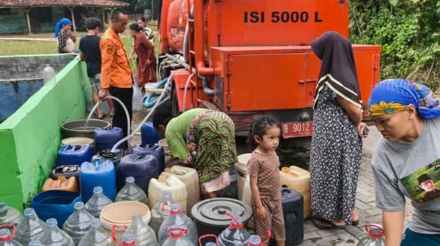 BPBD Kabupaten Bekasi Salurkan 65.000 Liter Air Bersih untuk 909 KK Terdampak Kekeringan