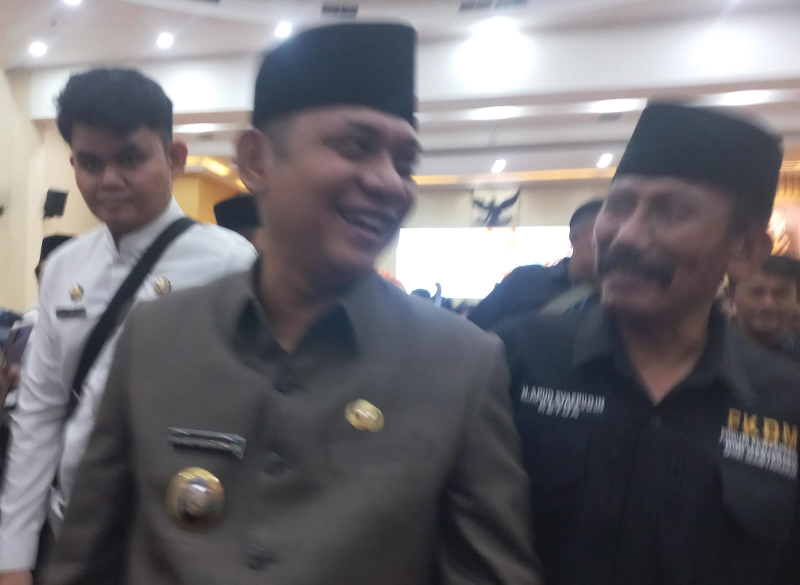 Bupati Bekasi Sisa Masa Jabatan berbincang dengan Tokoh masyarakat usai sidang paripurna DPRD Kab. Bekasi.