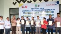 Wujudkan Tertib Administrasi, Pemkot Bekasi dan Kantah Serahkan 600 Sertifikat PTSL ke Warga Wujudkan Tertib Administrasi, Pemkot Bekasi dan Kantah Serahkan 600 Sertifikat PTSL ke Warga